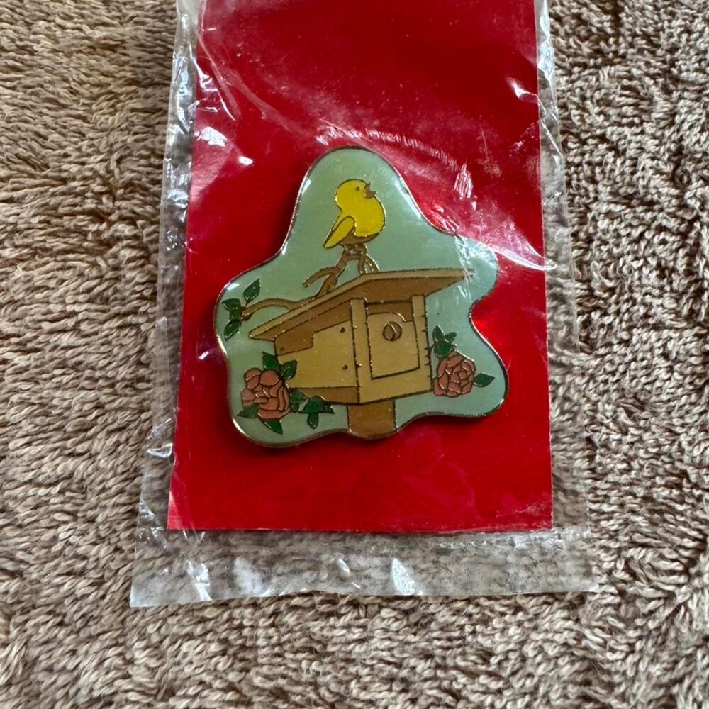 Habitat for Humanity international Enamel Bird on Birdhouse Pinback Pin